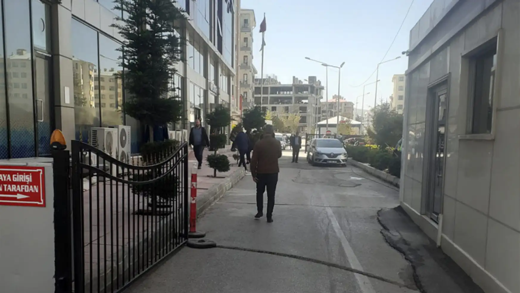 İpekyolu Belediyesi'nde giriş kapısı kullanıma açıldı ve arama noktası kaldırıldı