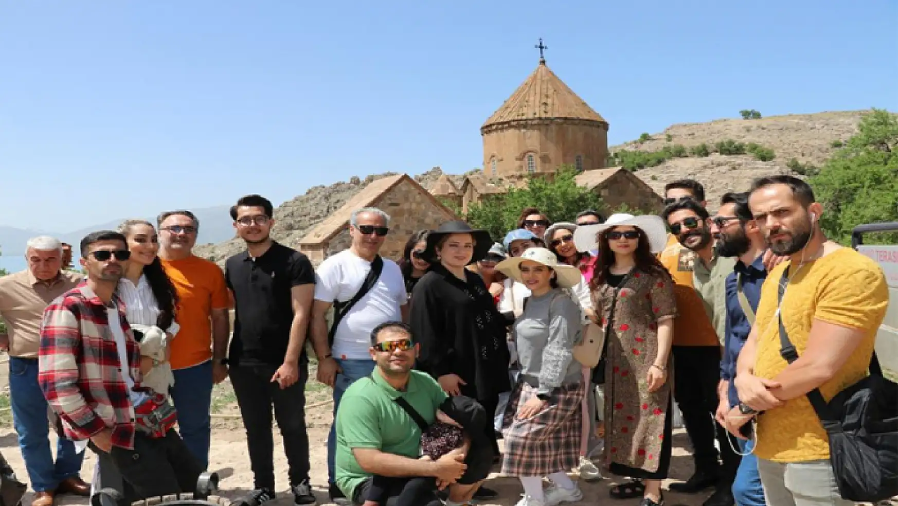 İranlı turizmciler Akdamar Adası'na hayran kaldı