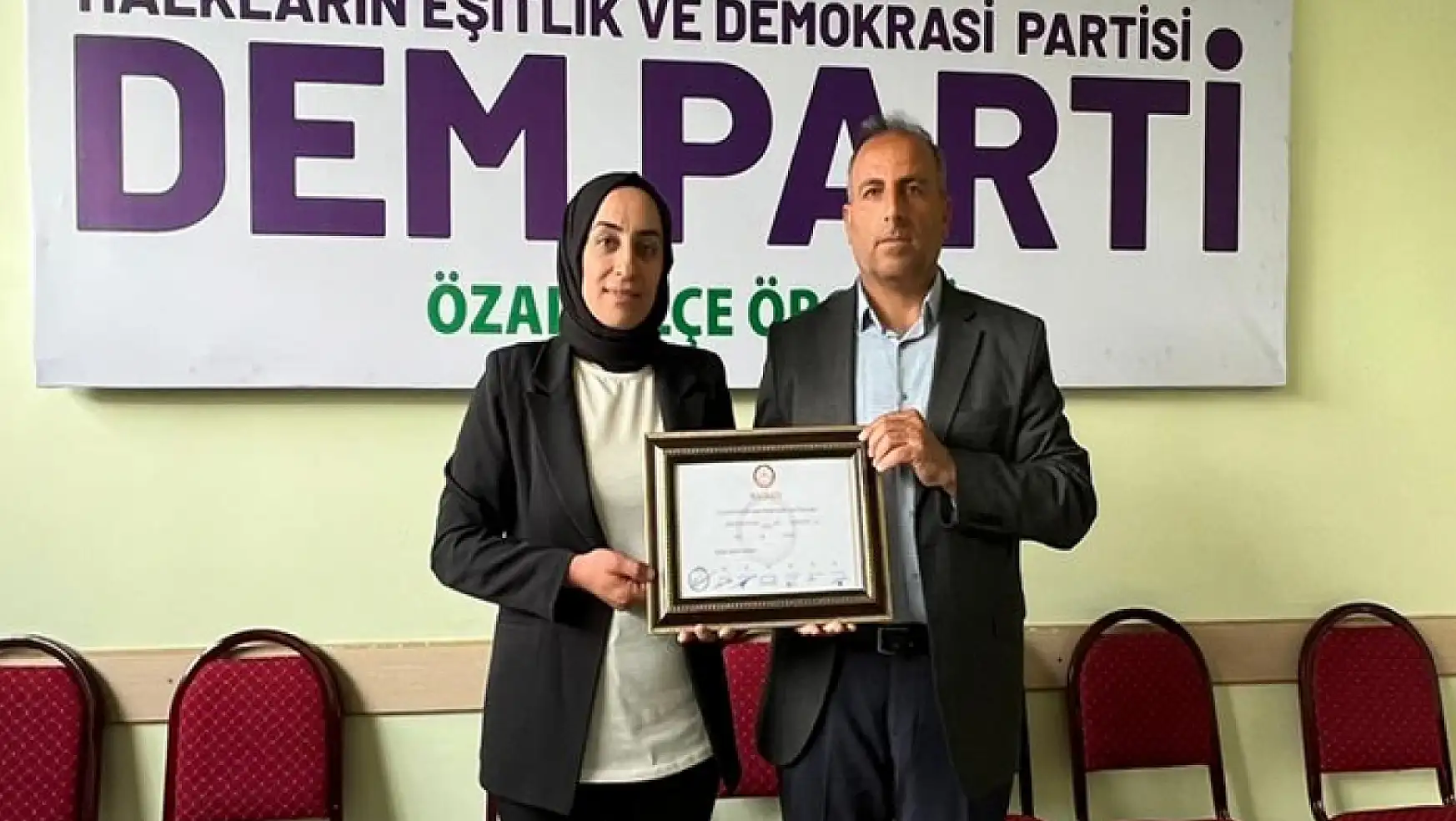 Özalp Belediye Başkanı Sakine Kutpınar mazbatasını aldı