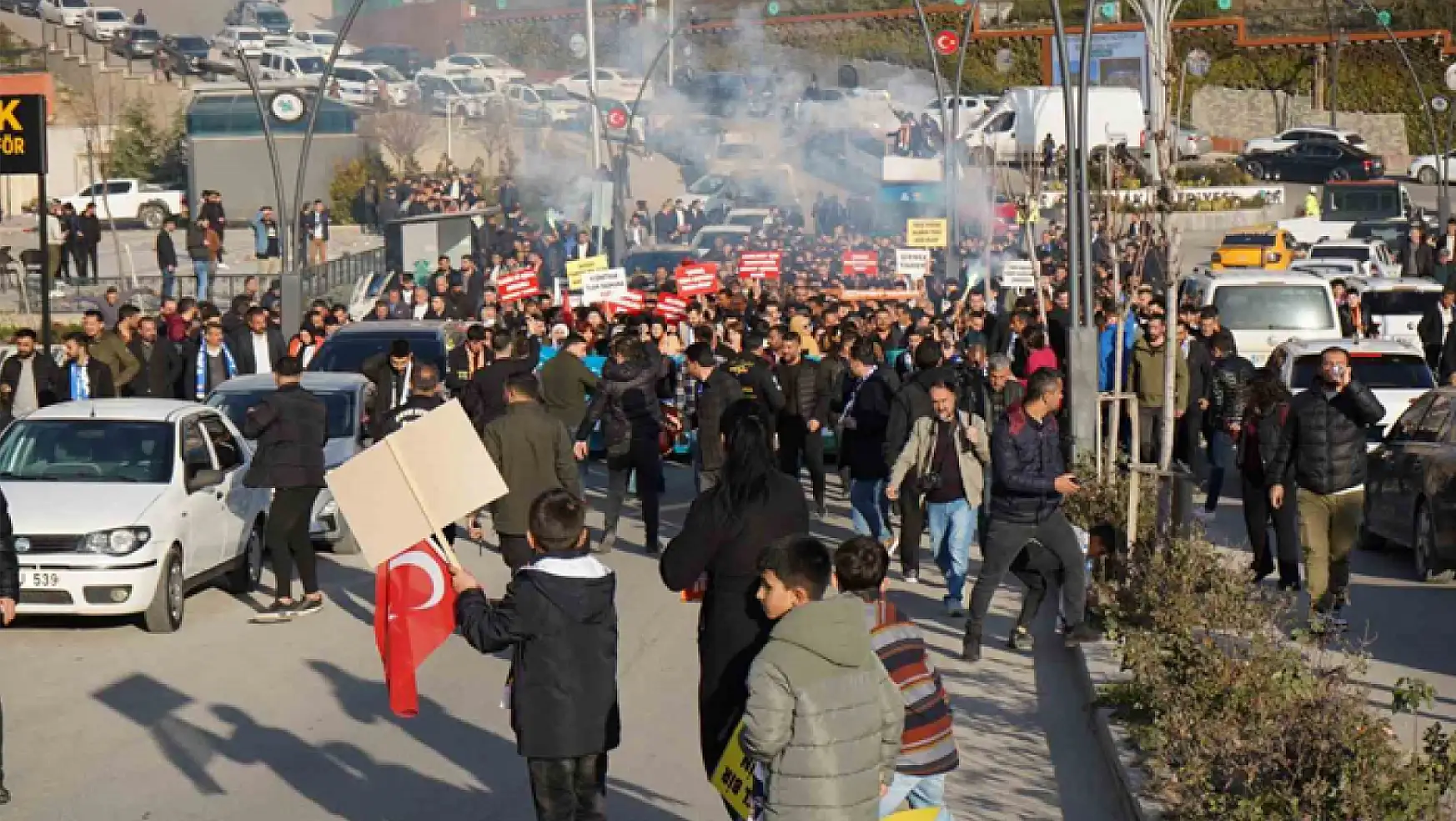 Şırnak'ta mevcut belediye başkanına destek yürüyüşü