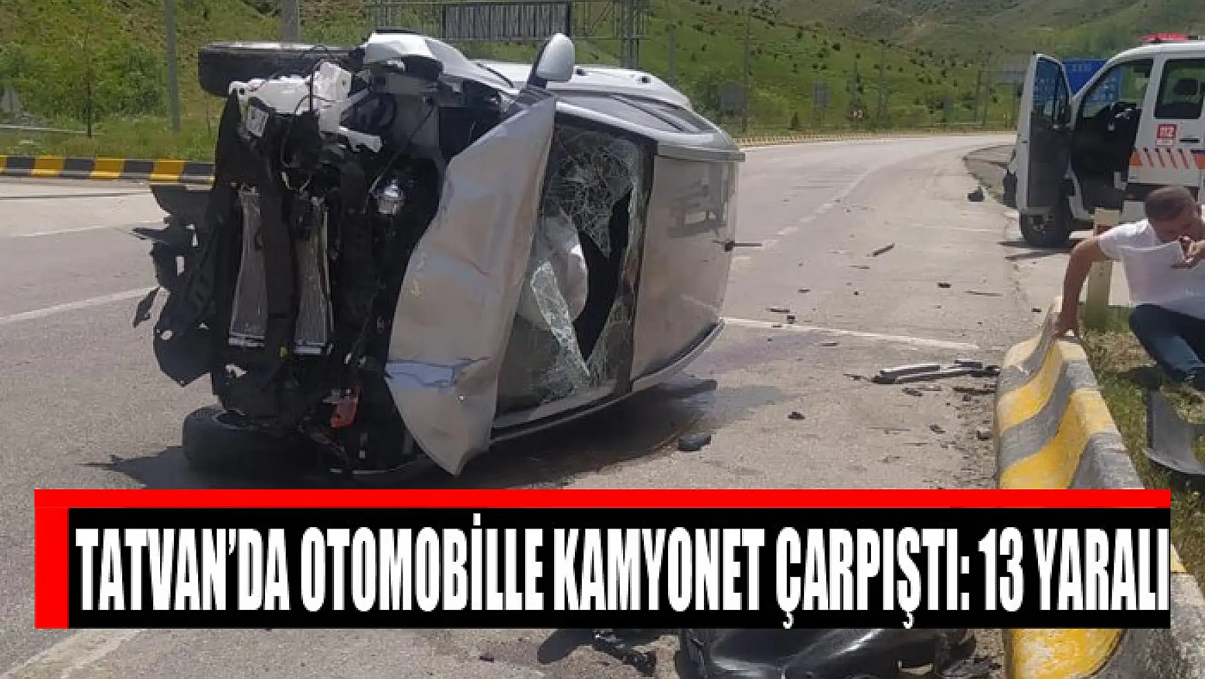Tatvan'da otomobille kamyonet çarpıştı: 13 yaralı