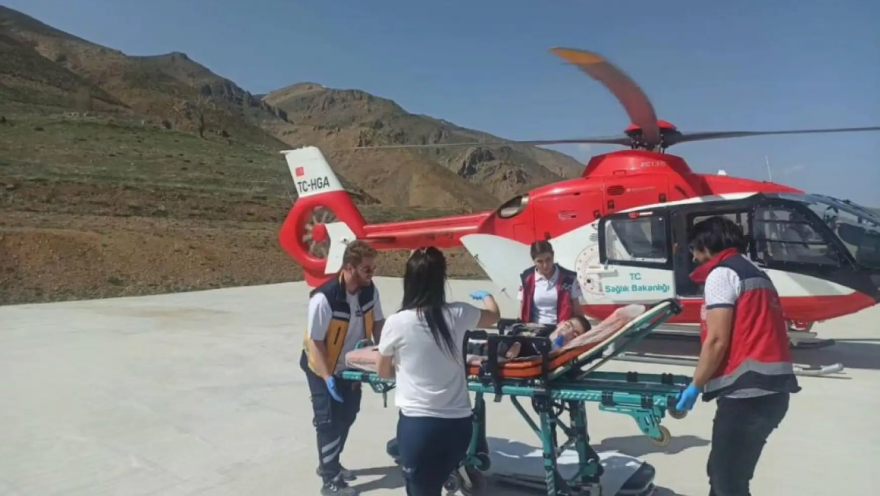 Van'da ambulans helikopter 11 yaşındaki çocuk için havalandı