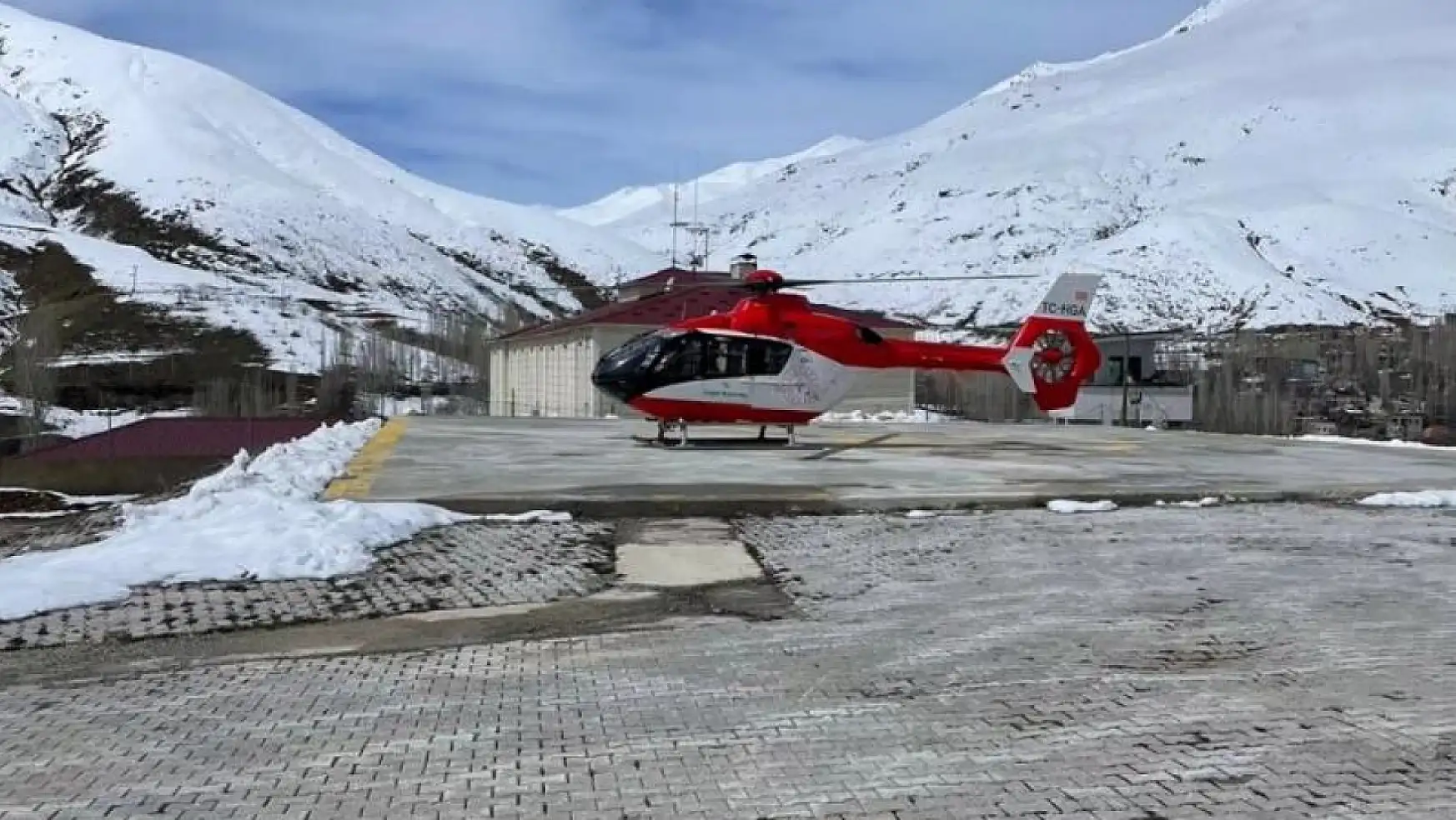 Van'da 49 yaşındaki hasta için ambulans helikopter havalandı