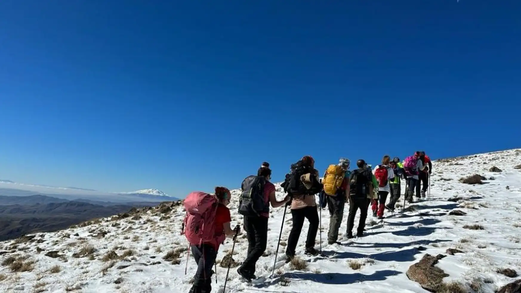 Vanlı dağcılardan zirve tırmanışı
