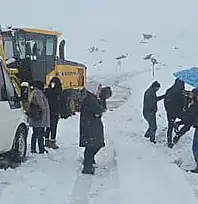 2600 rakımlı bölgede karda mahsur kalan yolcuları belediye ekibi kurtardı