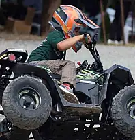 6 yaşındaki Ömer, ATV motoruyla festivalde dikkat çekti
