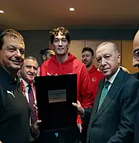 A Milli Erkek Basketbol Takımı, ikincilik madalyasını Cumhurbaşkanı Erdoğan'a takdim etti