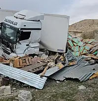 Adilcevaz-Erciş karayolunda tavuk eti yüklü tır kaza yaptı