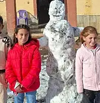 Ağrı'da öğrenciler yılın ilk kardan adamını yaptı