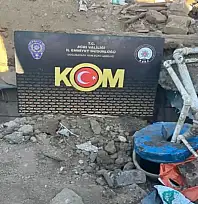 Ağrı'da yer altına gizlenen tanktan 3 bin 562 litre kaçak motorin çıktı