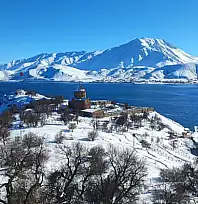 Akdamar Adası beyaz gelinliğini giydi