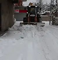 Akköprü Mahallesi'nde kar temizleme çalışması