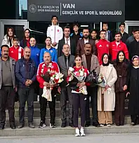 Altın madalyalı boksör Evin Erginoğuz çiçeklerle karşılandı