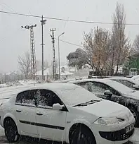 Başkale beyaza bürüdü