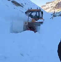 Başkale'de çığ nedeniyle kapanan yol ulaşıma açıldı