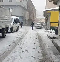 Başkale'de kar yağışı başladı