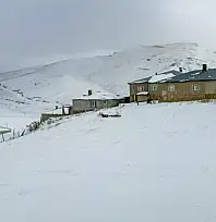 Başkale'de kar yağışı etkili oldu