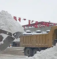 Başkale'de kış sert geçiyor, kar yığınları kamyonlarla ilçe dışına taşınıyor