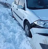 Başkale'de otomobil şarampole düştü