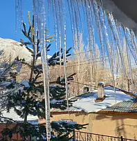 Başkale'de soğuk hava çatıları dondurdu