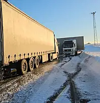 Bitlis'te buzlanan yolda kayan tır yolu kapattı
