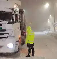 Bitlis'te yoğun kar yağışı nedeniyle ağır vasıtalara geçici yasak