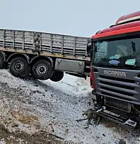 Briket yüklü tır devrildi