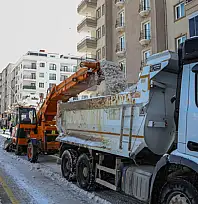 Büyükşehir Belediyesi caddeleri kardan temizliyor