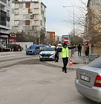 Büyükşehir Belediyesi ekipleri trafiği rahatlatacak tek yön düzenlemesi için sahada