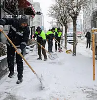 Büyükşehir Belediyesi'nden kent merkezinde karla mücadele mesaisi