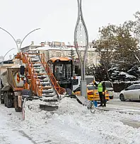 Büyükşehir'in karla mücadele çalışmaları sürüyor