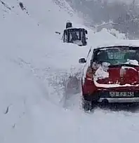 Çatak'ta çığ düştü: Sürücü son anda kurtuldu