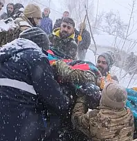 Çatak'ta çığın altında kalan kadın yaşamını yitirdi