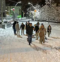 Çatak'ta çocuklar kar tatilini eğlenceye dönüştürdü