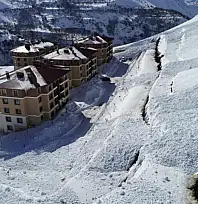 Çatak'ta iki ayrı çığ düştü