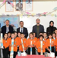 Çatak'ta öğrencilere Dünya ve Türkiye haritası dağıtıldı