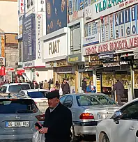 Çatı oluklarının kırık tahliye boruları tehlike saçıyor