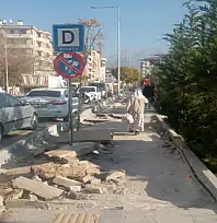 Çavuşbaşı Caddesi'ndeki kaldırım çalışmaları yarım kaldı