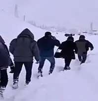 Çığla kapanan yolda mahsur kalan 100 kişi köyde misafir edildi