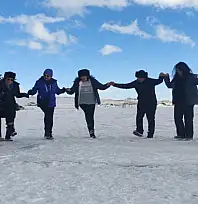 Çıldır Gölü buz tuttu, turistler halayla ısındı