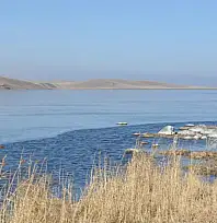 Çıldır Gölü kısmen dondu