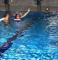 Çocuklara özel yüzme kursları devam ediyor
