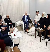 Cumhurbaşkanı Erdoğan, depremzede aileyi yeni yuvasında ziyaret etti