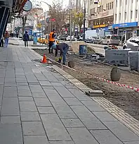 Cumhuriyet Caddesi'ndeki kaldırımlarda bakım-onarım çalışması sürüyor