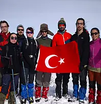 Deprem şehitleri için zirvede anma: Erek Dağı'na anlamlı tırmanış