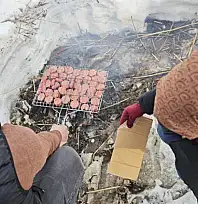 Donan Nazik Gölü üzerinde sucuk ekmek keyfi