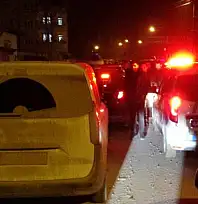 'Dur' ihtarına uymayan sürücü kaçarken park halindeki araçlara çarptı