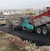 Edremit Belediyesi asfalt çalışmalarını sürdürüyor