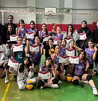 Edremit Belediyesi Midi Kız Voleybol Takımı şampiyon oldu