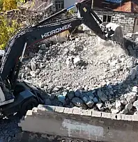 Erciş Belediyesi, metruk binaları yıkıyor